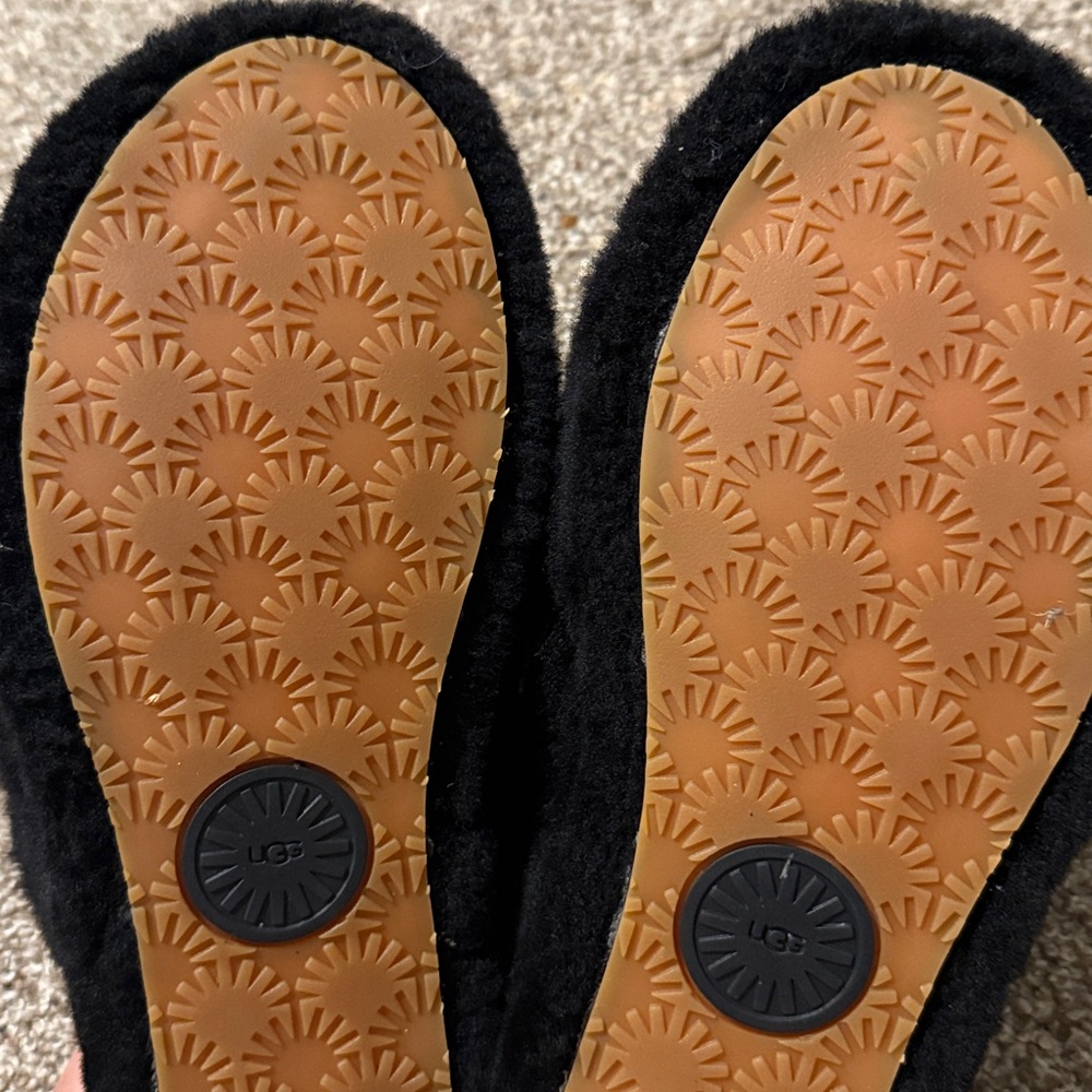UGG Slipppers - Picture 4 of 4